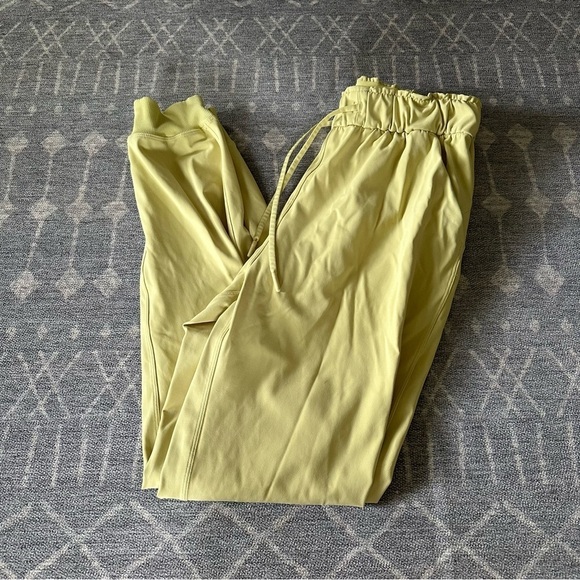 Lululemon Stretch High-Rise Jogger Full Length Finch Yellow Size 6 - Picture 4 of 12